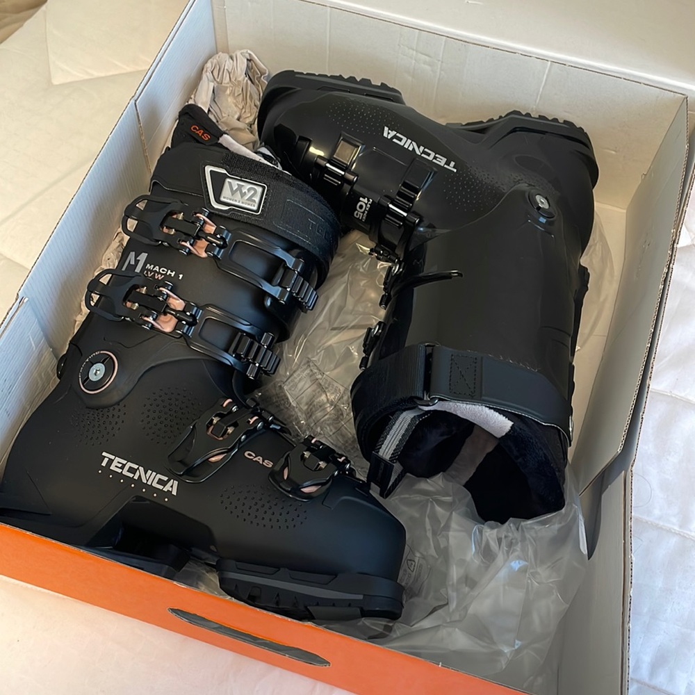 BRAND NEW women’s ski boots